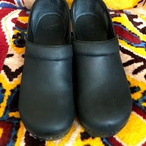 Narrow Professional Black Oiled Closed-Back Clogs